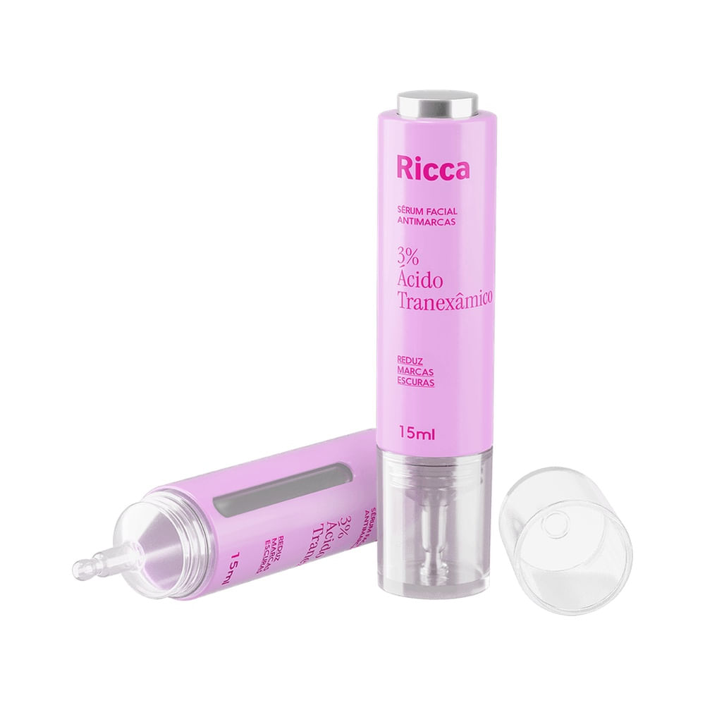 Dois frascos do Sérum Facial Ricca Ácido Tranexâmico 15ml, um em pé e outro deitado, com tampa removida ao lado, fundo branco.